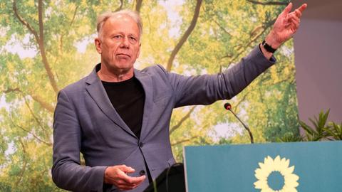 Jürgen Trittin, Bundestagsabgeordneter von Bündnis 90/Die Grünen, gestikuliert im Mai 2021 bei seiner Rede auf der digitalen Landesdelegiertenkonferenz von Bündnis 90/Die Grünen in Niedersachsen.