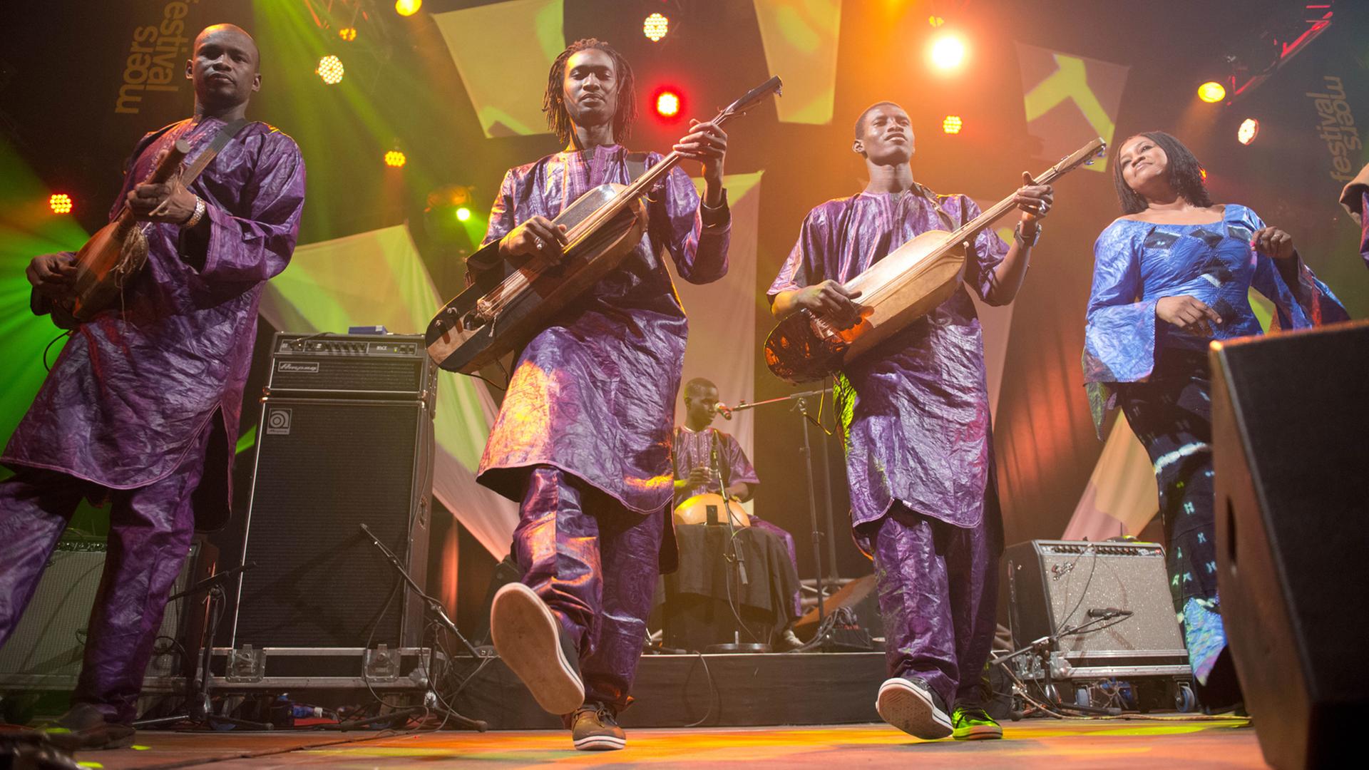 Bassekou Kouyaté (zweiter von links) aus Mali im Mai 2013 auf dem Moers Festvial in Moers: Mittlerweile haben sich seine Musiker von ihm getrennt und gerade als Gambari Band ihr Debütalbum "Kokuma" herausgebracht.