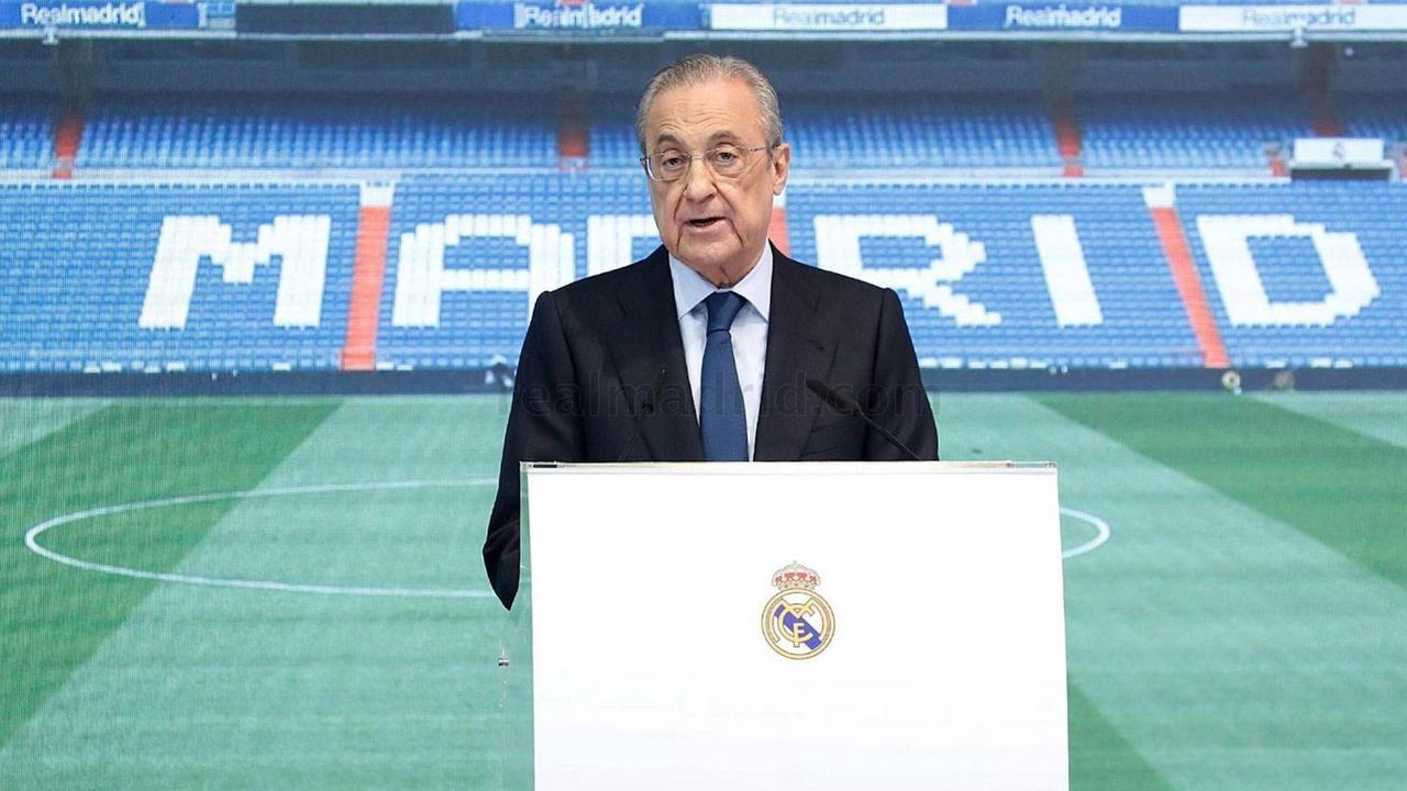 Perez steht an einem rednerpult im Stadion und spricht in ein Mikrofon. Dahinter eine leere blaue Tribüne, auf der weiße Sitze das Wort "Madrid" bilden