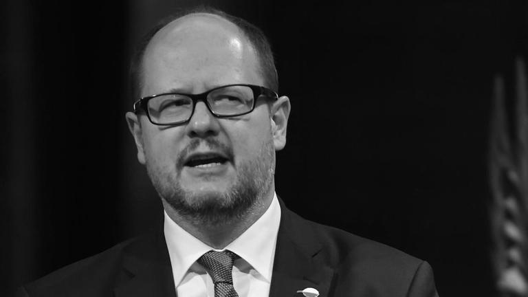 Pawel Adamowicz, Bürgermeister der polnischen Stadt Danzig, spricht bei einer Veranstaltung in ein Mikrophon.