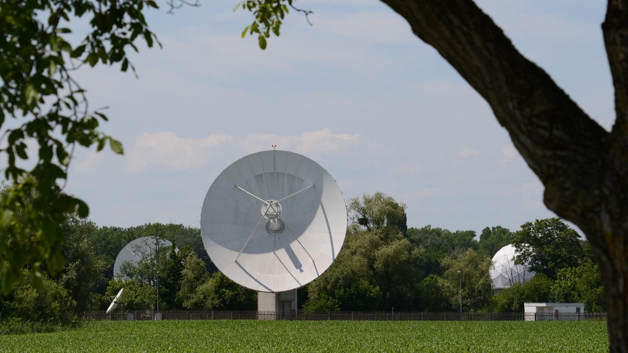 Satellitenschüsseln des Ionosphäreninstituts des Bundesnachrichtendienstens (BND) bei Rheinhausen (Baden-Württemberg).