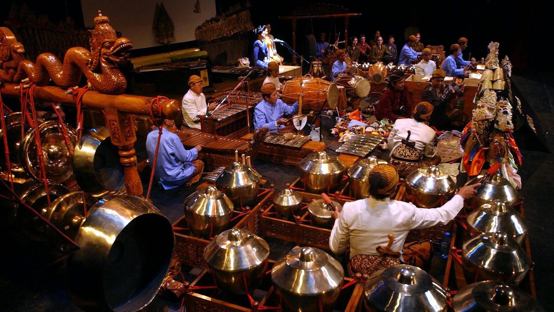 Ein Gamelan-Orchester: Indonesische Musiker bei einer Aufführung im Theater der französischen Stadt Angers, April 2004