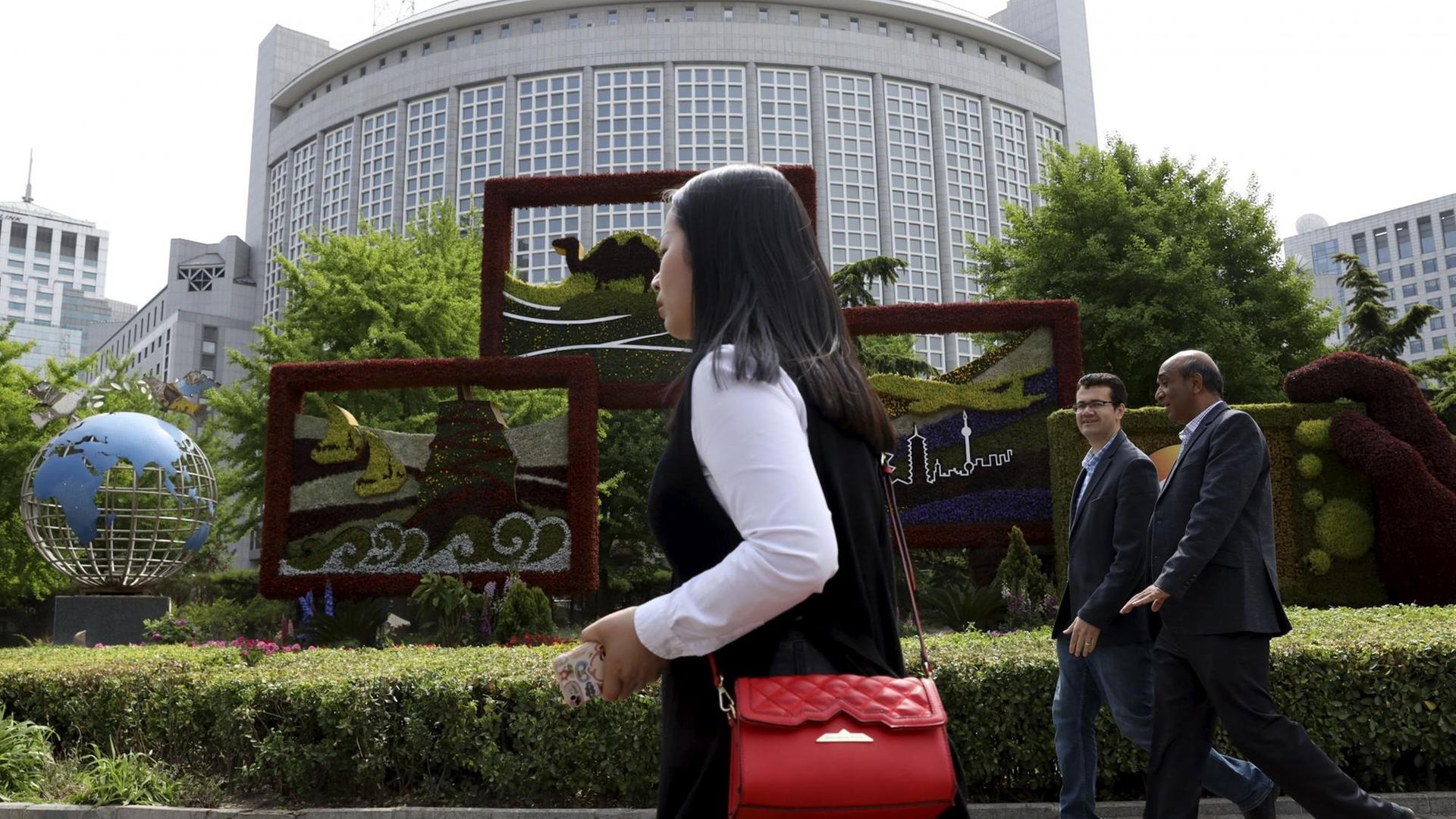 China, Peking: Personen gehen am chinesischen Außenministerium in Peking vorbei.