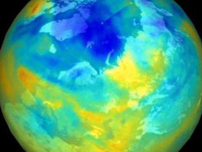 Eine Satellitenaufnahme der Erde zeigt den Verbleib der Ozonschicht über der Arktis (Foto vom Winter 1999/2000).