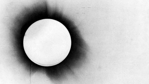 Eine von Arthur Eddingtons Fotografien der Sonnenfinsternis von 1919 (abgebildet in seiner Publikation von 1920).
