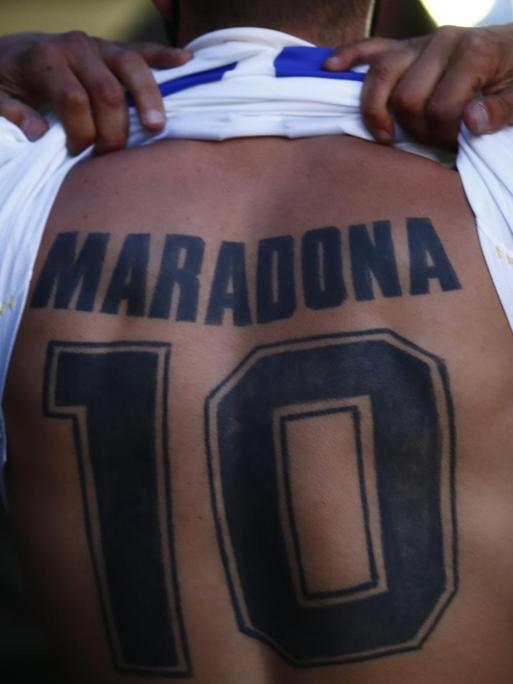Ein Fan von Diego Maradona hat sich dessen Namen und Rückennummer auf den Rücken tätowieren lassen.