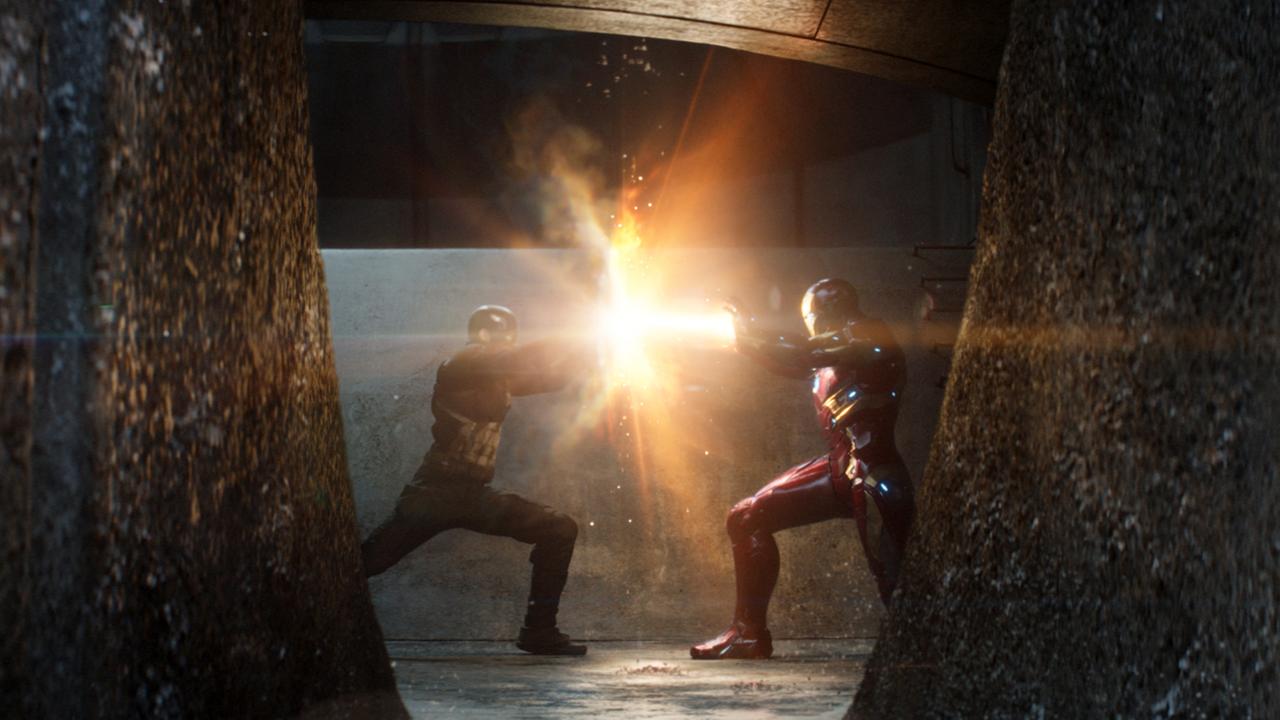 Still aus Marvel's neuem Superhelden-Film "The First Avenger: Civil War" mit Captain America/Steve Rogers (Chris Evans) (l.) und Iron Man/Tony Stark (Robert Downey Jr.)