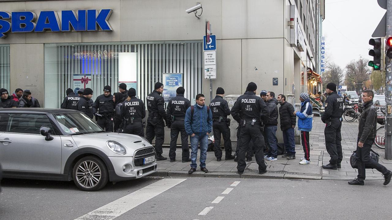 Die Polizei führt am Donnerstag (16.11.2017) Schwerpunktaktionen am Hauptbahnhof durch. Etwa 100 Polizisten sind im Einsatz und kontrollieren in und um den HBF. Im Bild der Arbeiterstrich in der Landwehrstraße.