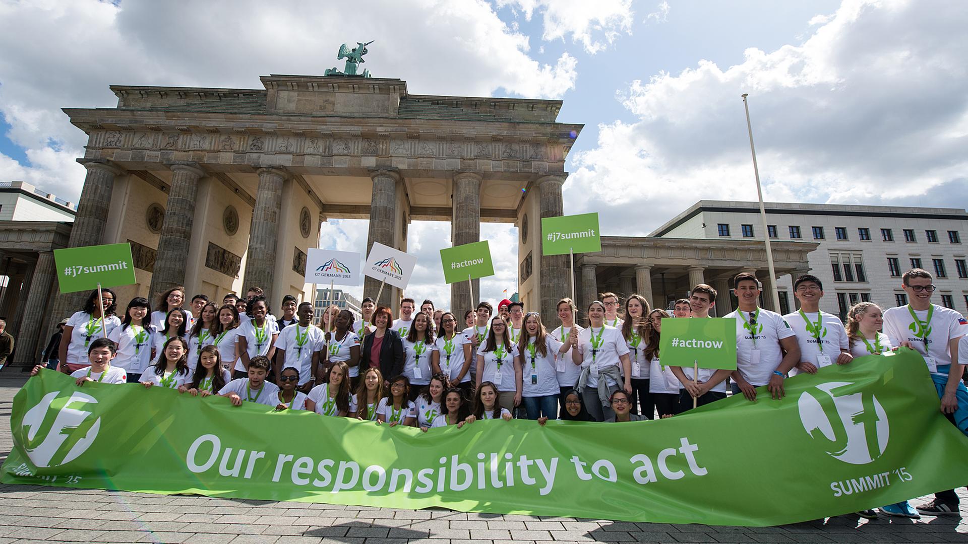 Eröffnung des internationalen Jugendgipfels J7 vor dem Brandenburger Tor in Berlin.
