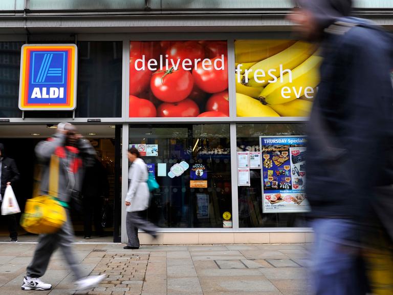 Passanten gehen an einer Filiale von Aldi vorbei.