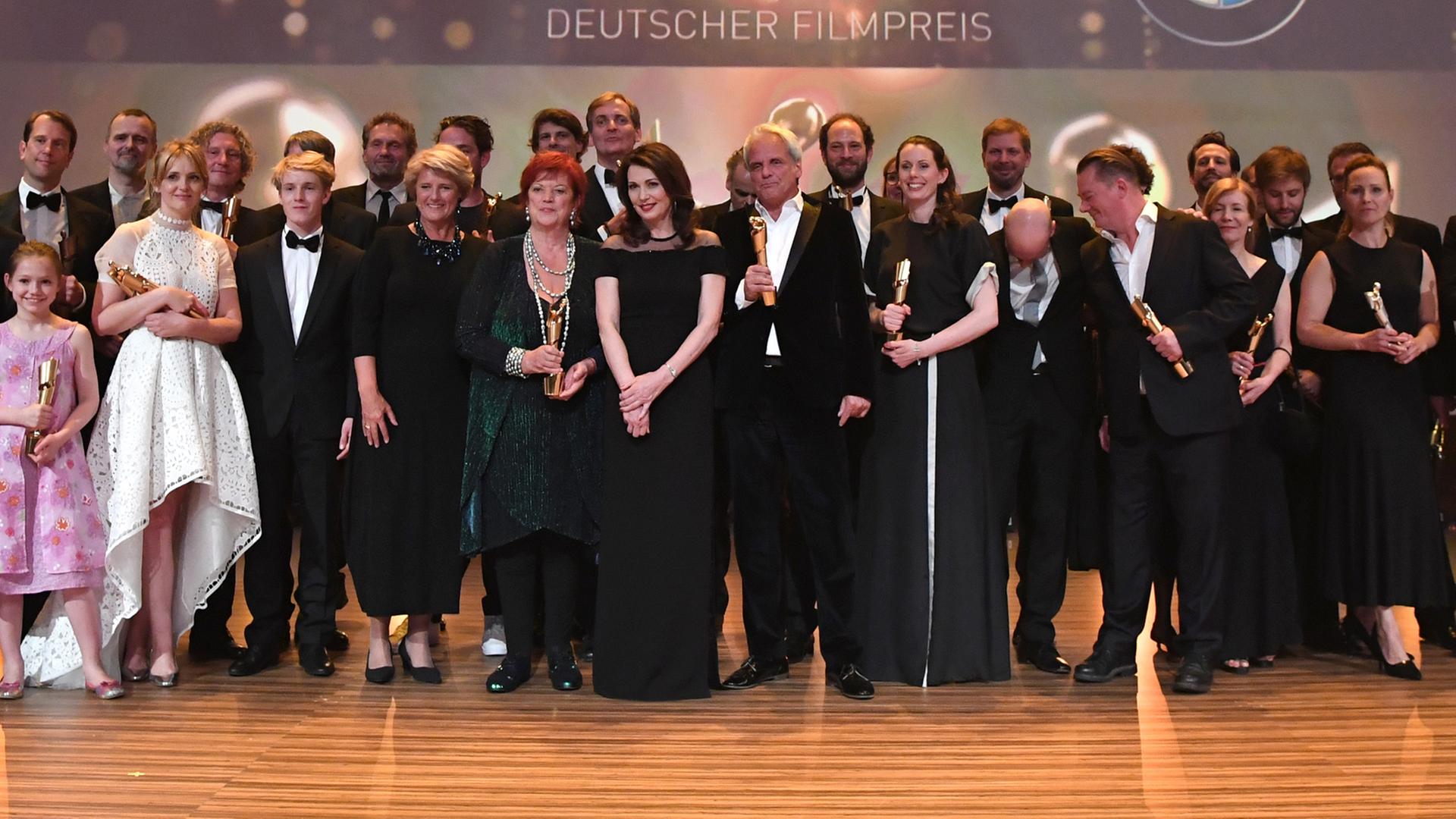 Preisträger stehen bei der Verleihung des 66. Deutschen Filmpreises, der Lola, am 27.05.2016 in Berlin auf der Bühne.