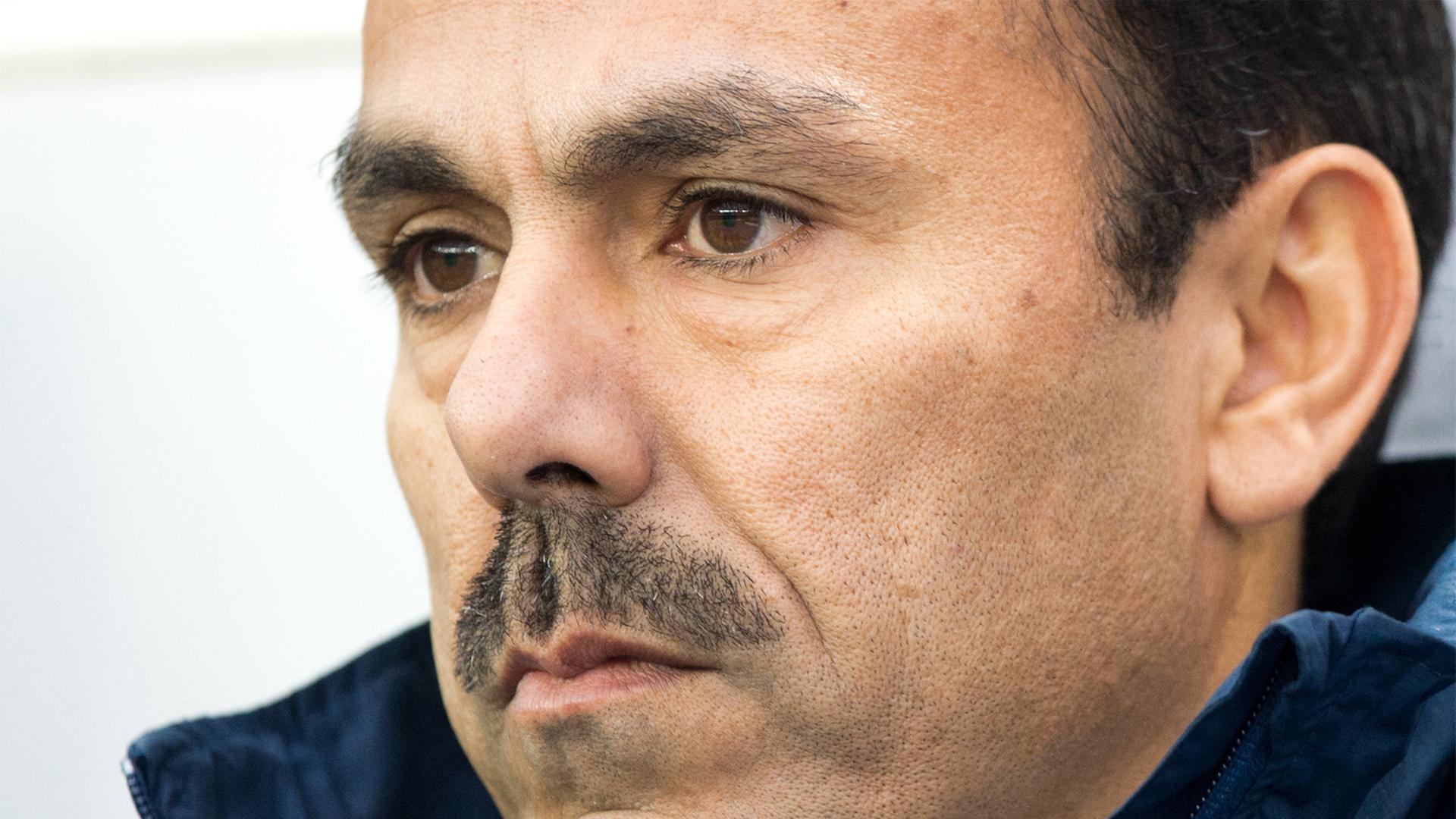 Fußball Bundesliga 13. Spieltag: Hertha BSC - Bayer 04 Leverkusen am 23.11.2013 im Olympiastadion in Berlin. Herthas Trainer Jos Luhukay sitzt auf der Bank. Foto: Maurizio Gambarini/dpa Fußball Bundesliga 13. Spieltag: Hertha BSC - Bayer 04 Leverkusen am 23.11.2013 im Olympiastadion in Berlin. Herthas Trainer Jos Luhukay sitzt auf der Bank. Foto: Maurizio Gambarini/dpa