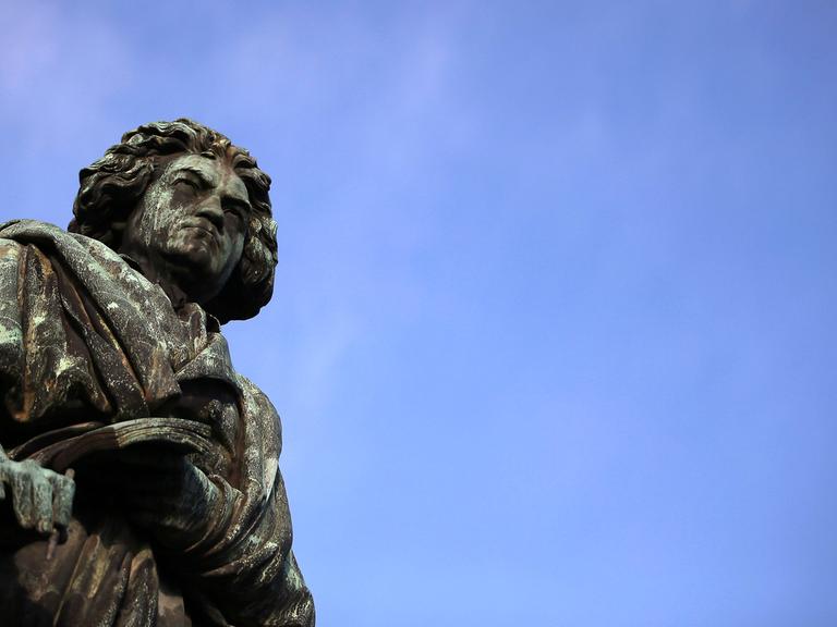 Die Beethoven-Statue auf dem Bonner Münsterplatz in der Geburtsstadt des Komponisten