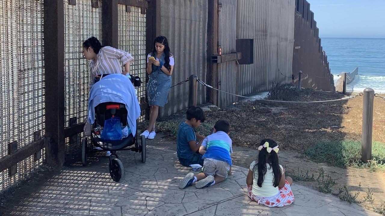 Eine Familie spricht mit Verwandten am Zaun des sogenannten Friendship-Park bei San Diego an der Grenze zwischen Mexiko und den USA.