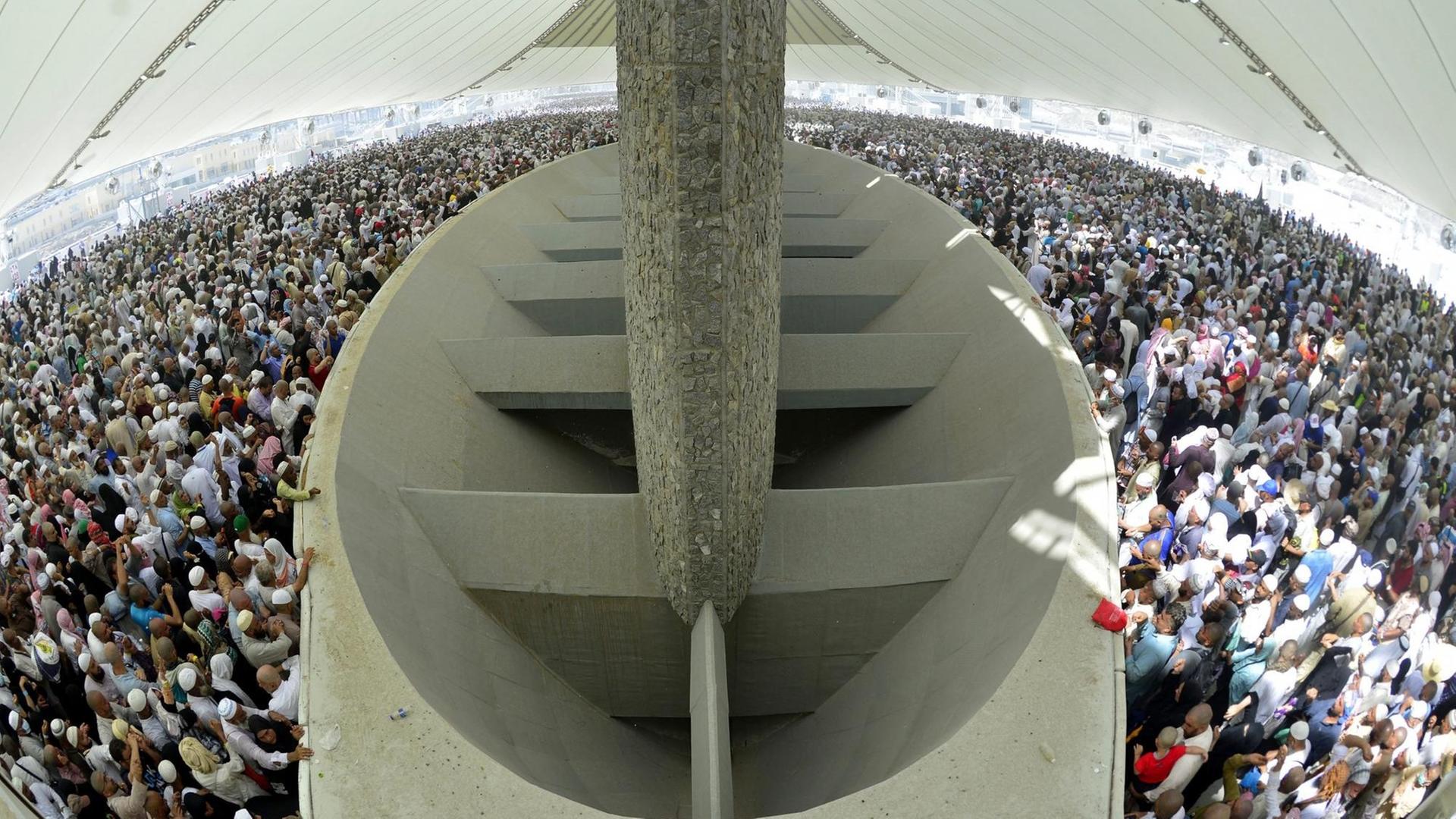 Muslimische Pilger am 3. Tag der Hadsch bei der sogenannten "Teufelssteinigung" in Mina bei Mekka am 6. Oktober 2014.