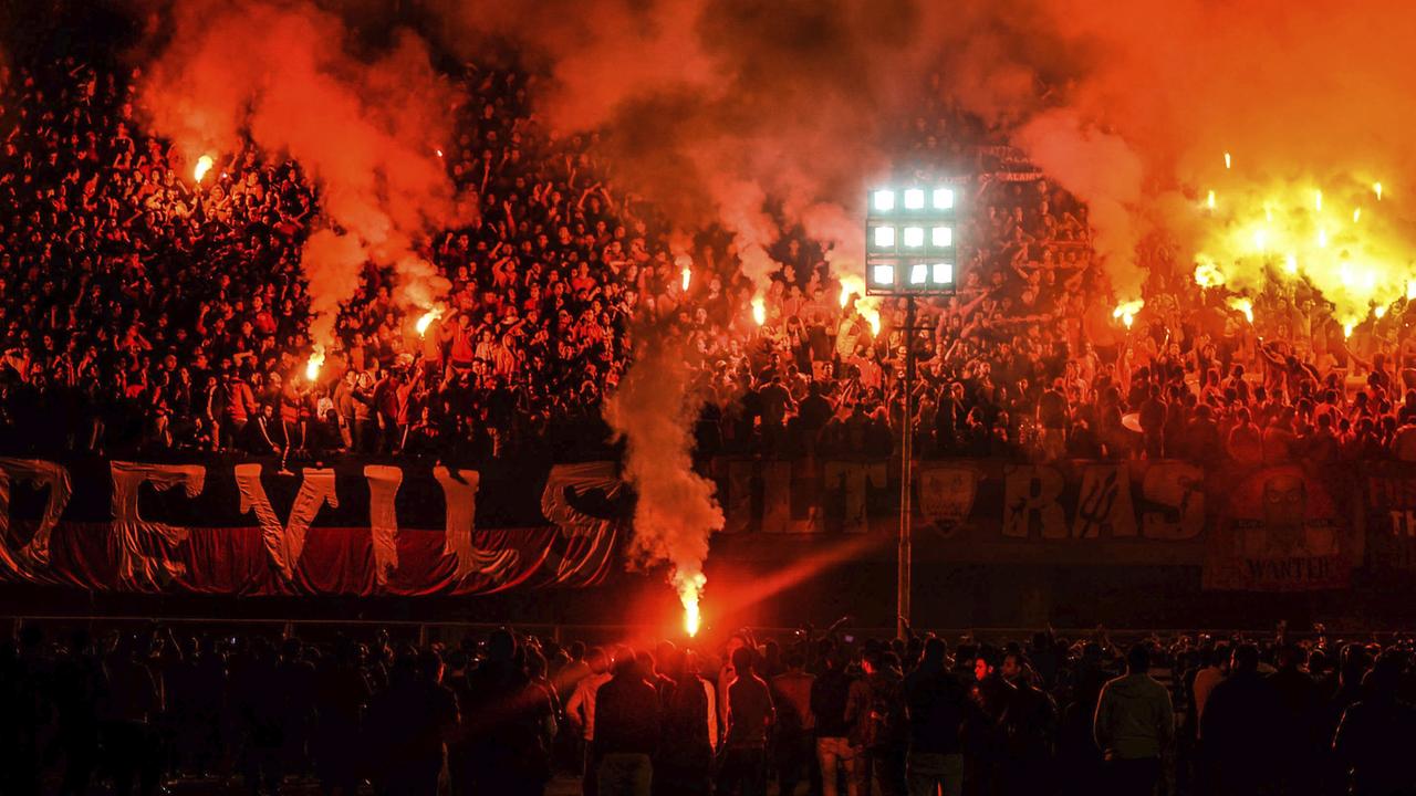Ultras des ägyptischen Fußballclubs Ahlawy zünden Fackeln an. Anlass ist der Jahrestag der Stadionausschreitungen mit 74 Toten in der ägyptischen Hafenstadt Port Said, als Hunderte Fans von Al Masry am 1. Februar 2012 die gegnerische Tribüne stürmten.