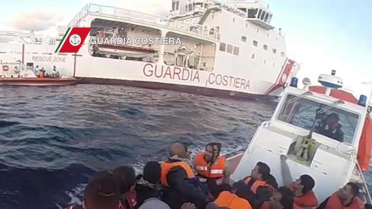 Die italienische Küstenwache hat am 20. Dezember nach eigenen Angaben 194 Syrer aus dem Mittelmeer gerettet.