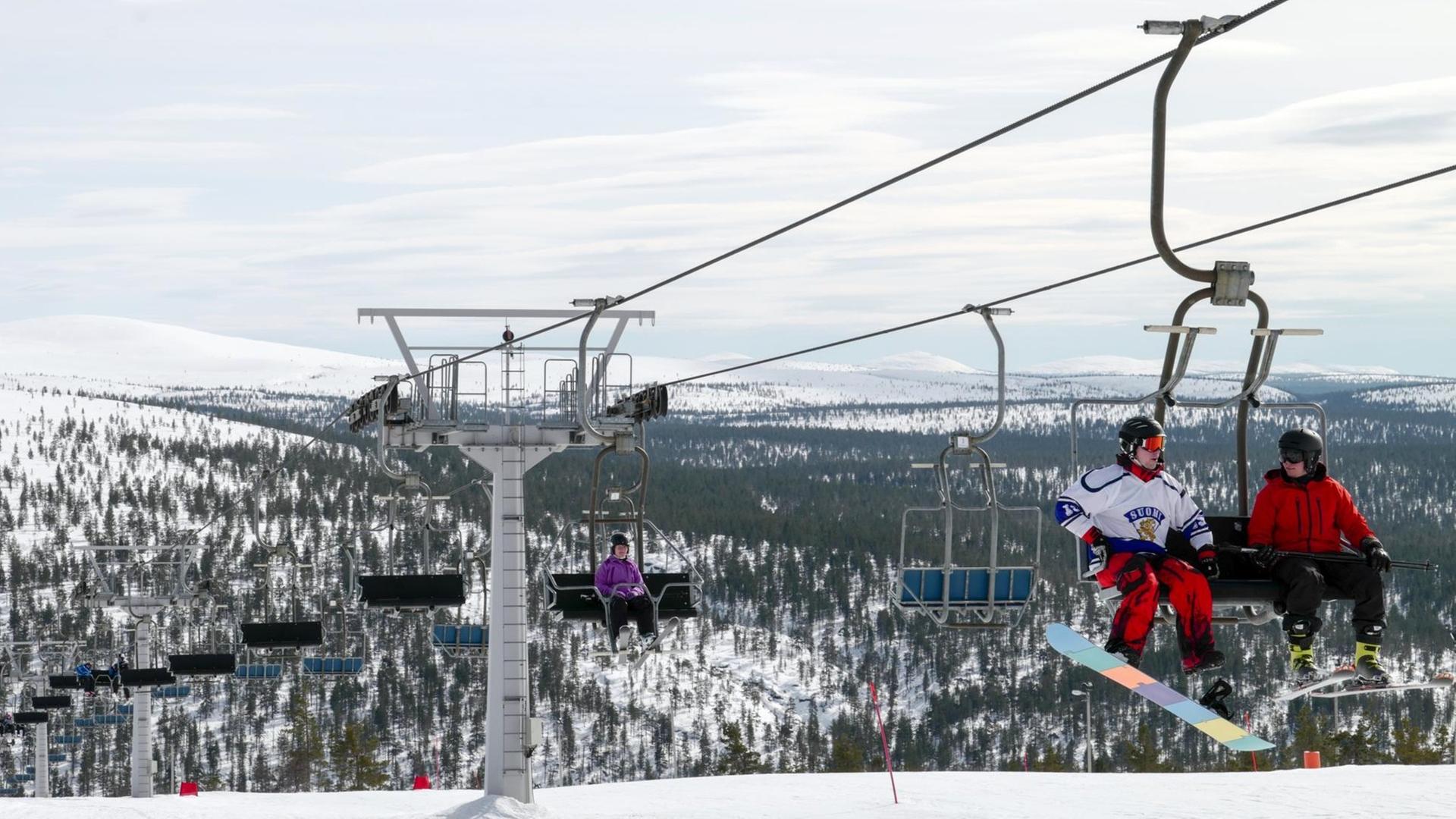Ein Skilift auf dem Berg Kaunispää vom Ortsteil Saariselkä von Inari (Lappland), aufgenommen am 16.04.2016. Der Ortsteil wird vorwiegend von Touristen frequentiert.