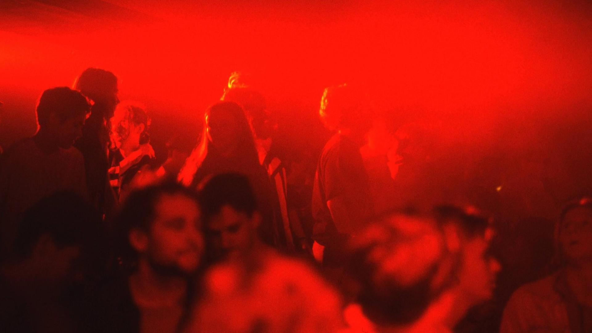 Hauptbühne des Hacienda-Clubs in in rotes Licht getaucht.