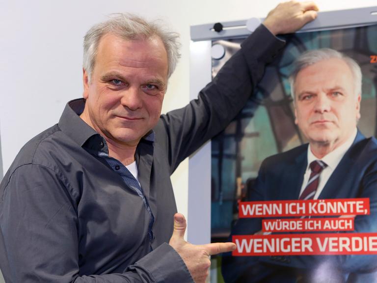 Der Schauspieler Bernhard Schütz posiert am 25.03.2015 in Berlin neben einem Filmplakat. Vorgestellt wurde der ZDF-Vierteiler "Eichwald, MdB", der ab 16. April im ZDF Neo, ab Mai im ZDF ausgestrahlt wird.