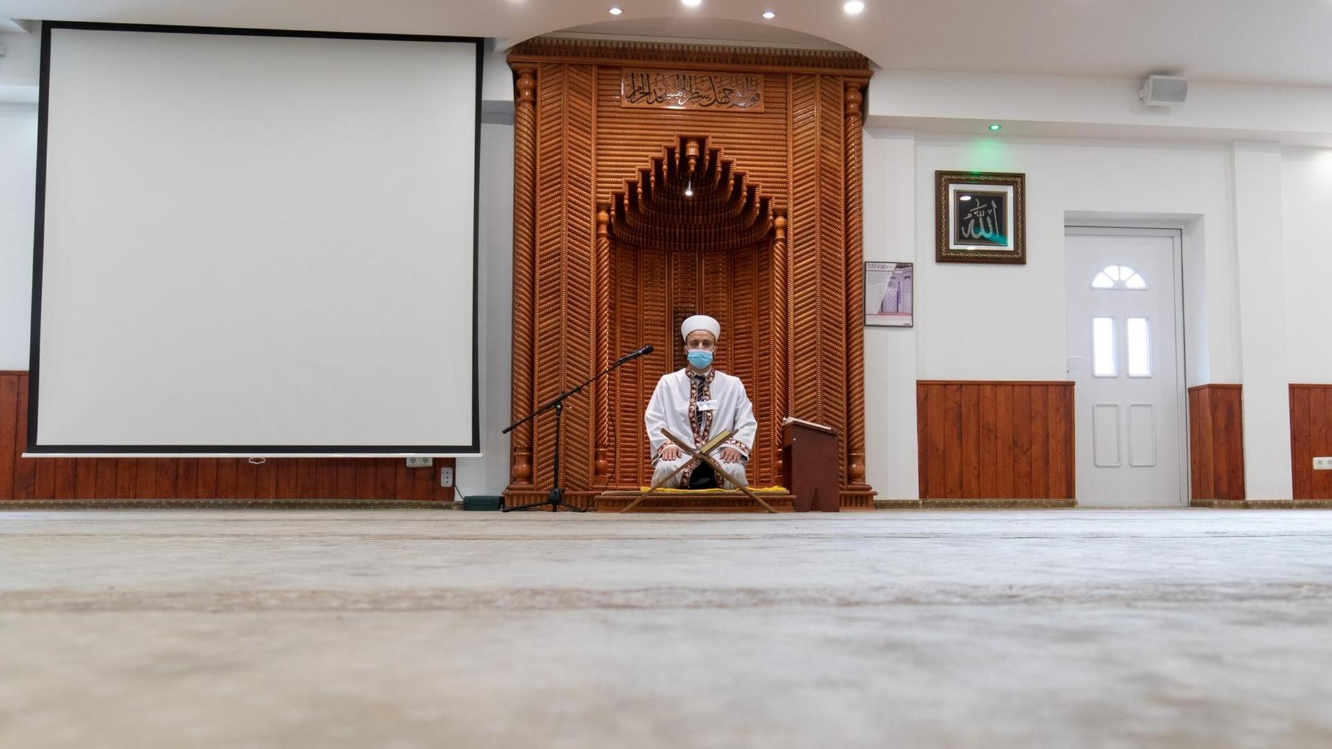 Der Imam Mustafa Cito ist bei einem Gebet in der IGMG Merkez Moschee zu sehen. Verschiedene Aktionen zum «Tag der offenen Moschee» finden in Niedersachsen statt.