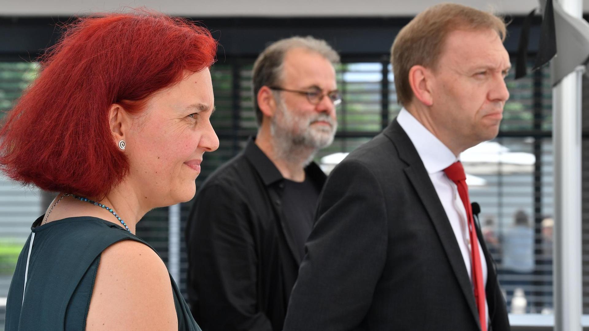 Astrid Rothe-Beinlich (Bündnis90/Die Grünen, l-r), Steffen Dittes (Die Linke), und Matthias Hey (SPD), alle Vorsitzende ihrer Landtagsfraktionen, geben ein Statement ab im Thüringer Landtag. Wenige Tage vor der geplanten Landtagsauflösung am 19. Juli nehmen Linke und Grüne ihre Unterschriften unter einem Antrag auf Selbstauflösung des Parlaments zurück. Die nötige Zweidrittelmehrheit sei nicht gesichert, begründeten die Fraktionschefs die Entscheidung. Die Auflösung ist die Voraussetzung für die Neuwahl des Landtags, die bisher für den 26. September zusammen mit der Bundestagswahl vorgesehen war.