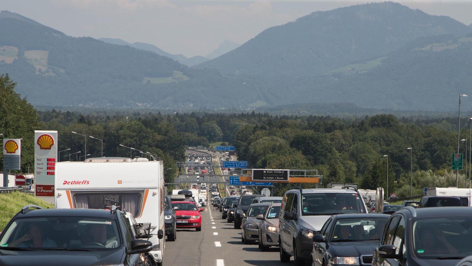 Kilometerlanger Stau aufgrund des Reiseverkehres im Sommer beim Knoten Salzburg A1 / A10