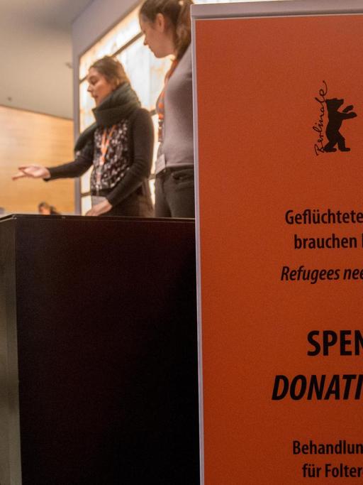 Eine Spendenbox für Flüchtlinge steht im Hotel Hyatt am Potsdamer Platz