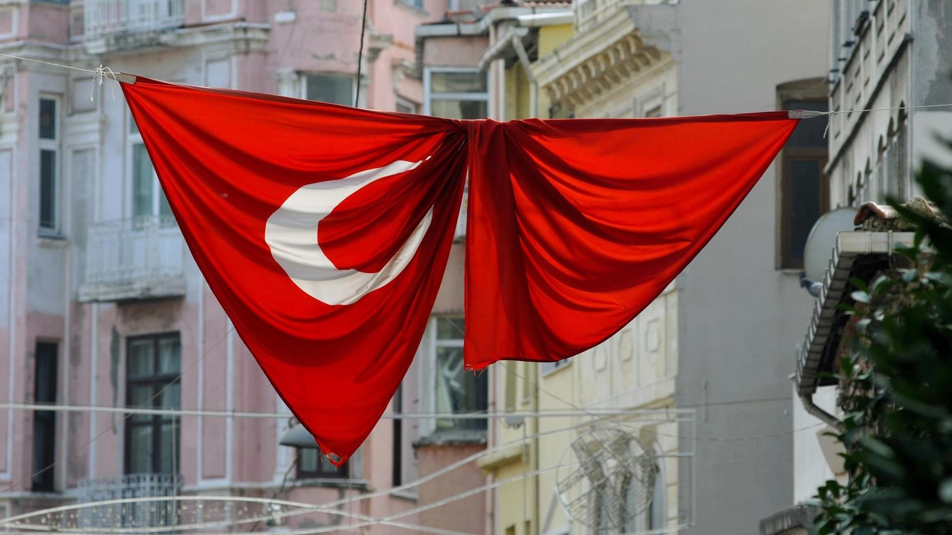 Vom Wind verwickelte Türkeiflagge im Künstlerviertel Beyoglu