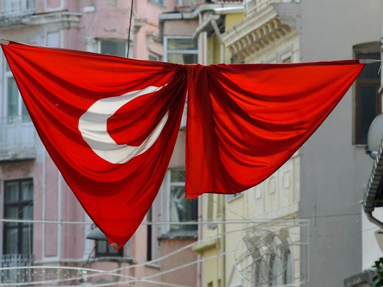 Vom Wind verwickelte Türkeiflagge im Künstlerviertel Beyoglu