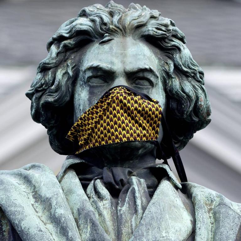Während der Corona-Pandemie trägt auch die Beethoven-Statue in Bonn einen Mundschutz, 28.04.2020
