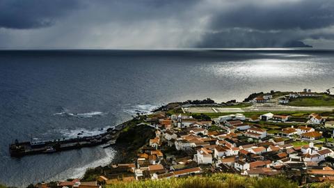 Vila do Corvo auf der Insel Corvo, im Hintergrund die Insel Flores