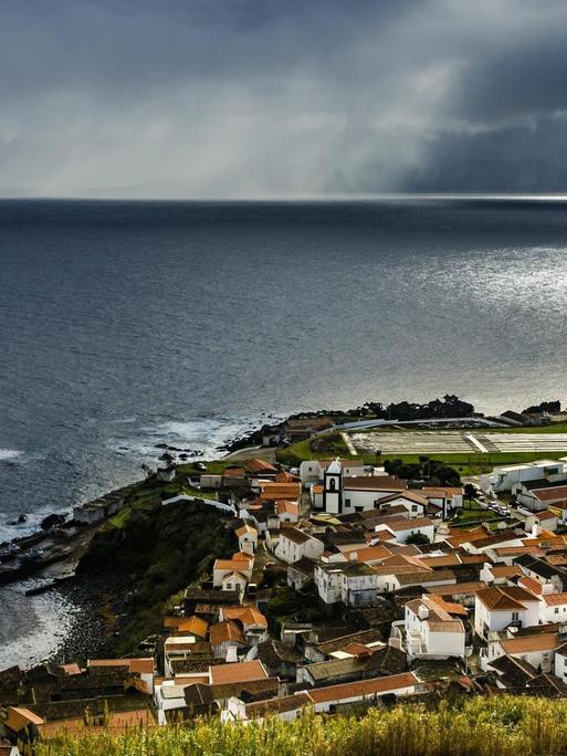 Vila do Corvo auf der Insel Corvo, im Hintergrund die Insel Flores