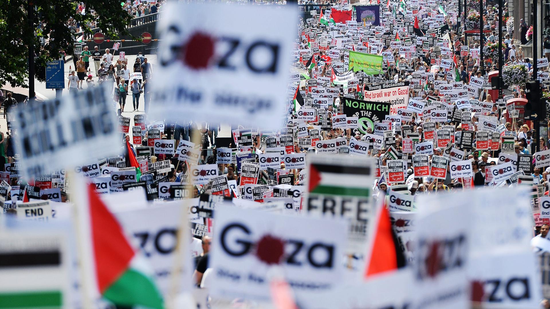 Tausende pro-palästinensische Demonstranten ziehen zum Parlament in London, am 26. Juli 2014.