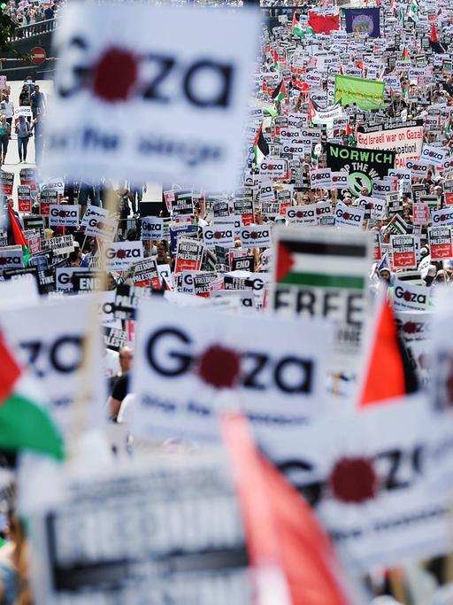 Tausende pro-palästinensische Demonstranten ziehen zum Parlament in London.