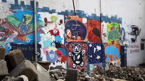 Graffiti an einer Wand des GoDown-Kulturzentrums in Nairobi.
