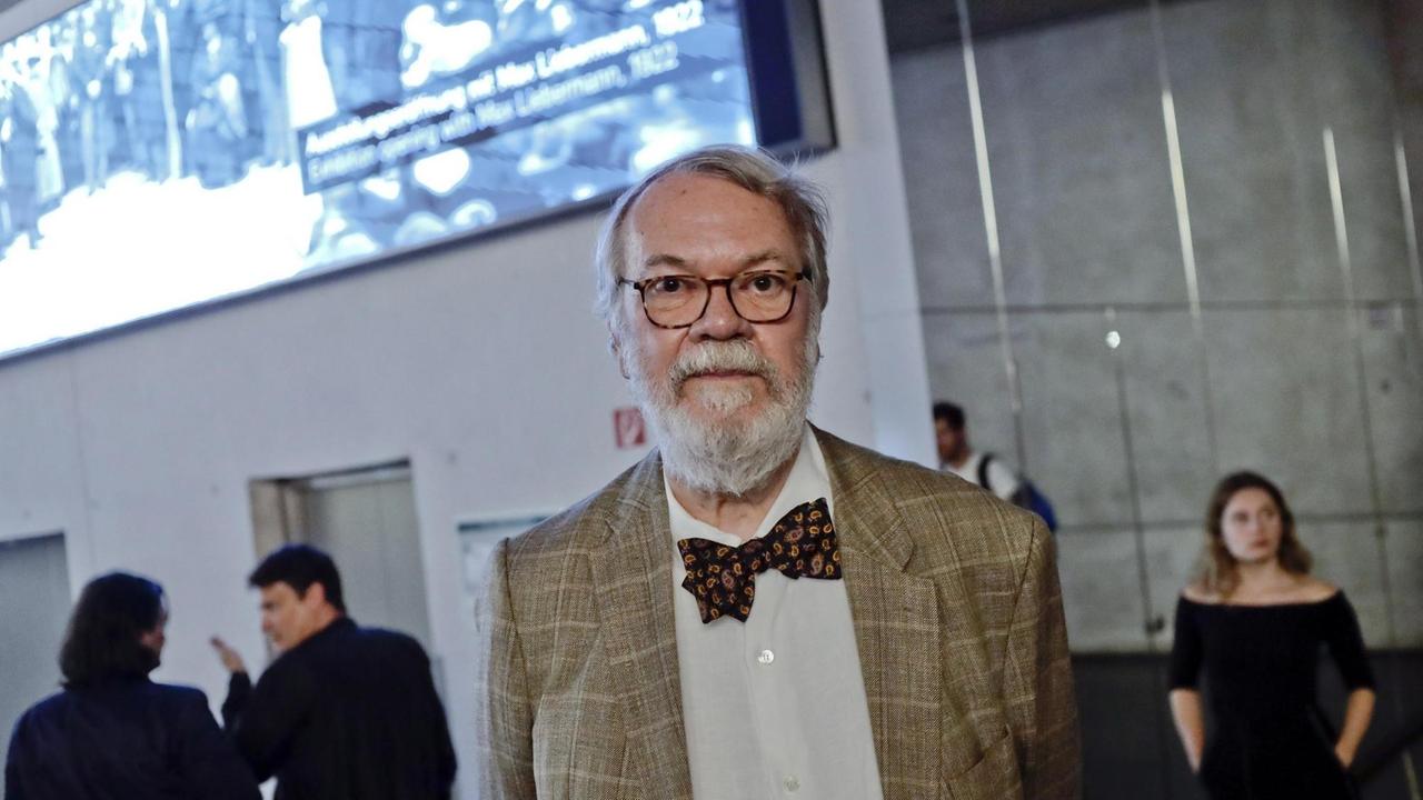 Bei der Eröffnung seiner Ausstellung Magic Media - Media Magic in der Berliner Akademie der Künste steht der Kunsthistoriker und Kurator Wolf Herzogenrath vor einer Videoinstallation.