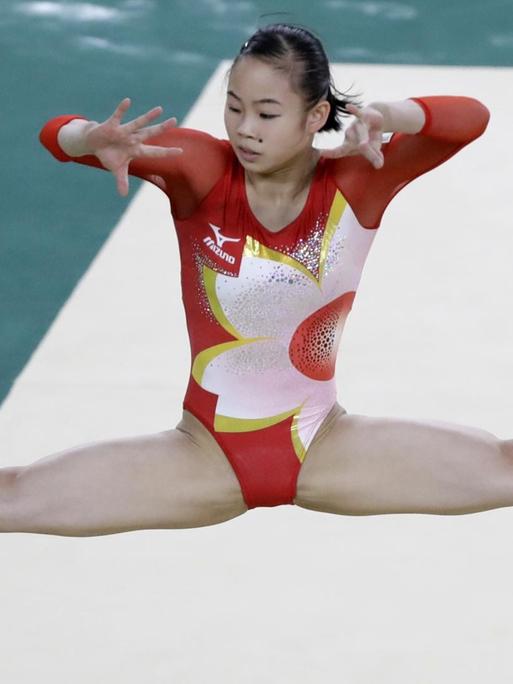 Sae Miyakawa während ihrer Bodenturn-Kür bei Olympia 2016.