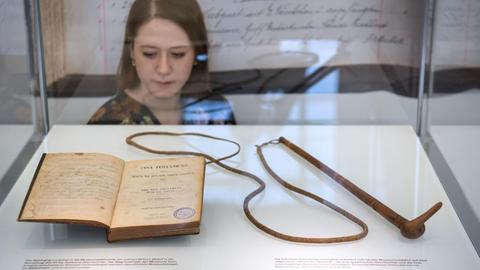 Ein Neues Testament und eine Peitsche aus dem Besitz von Hendrik Witbooi liegen in einer Vitrine