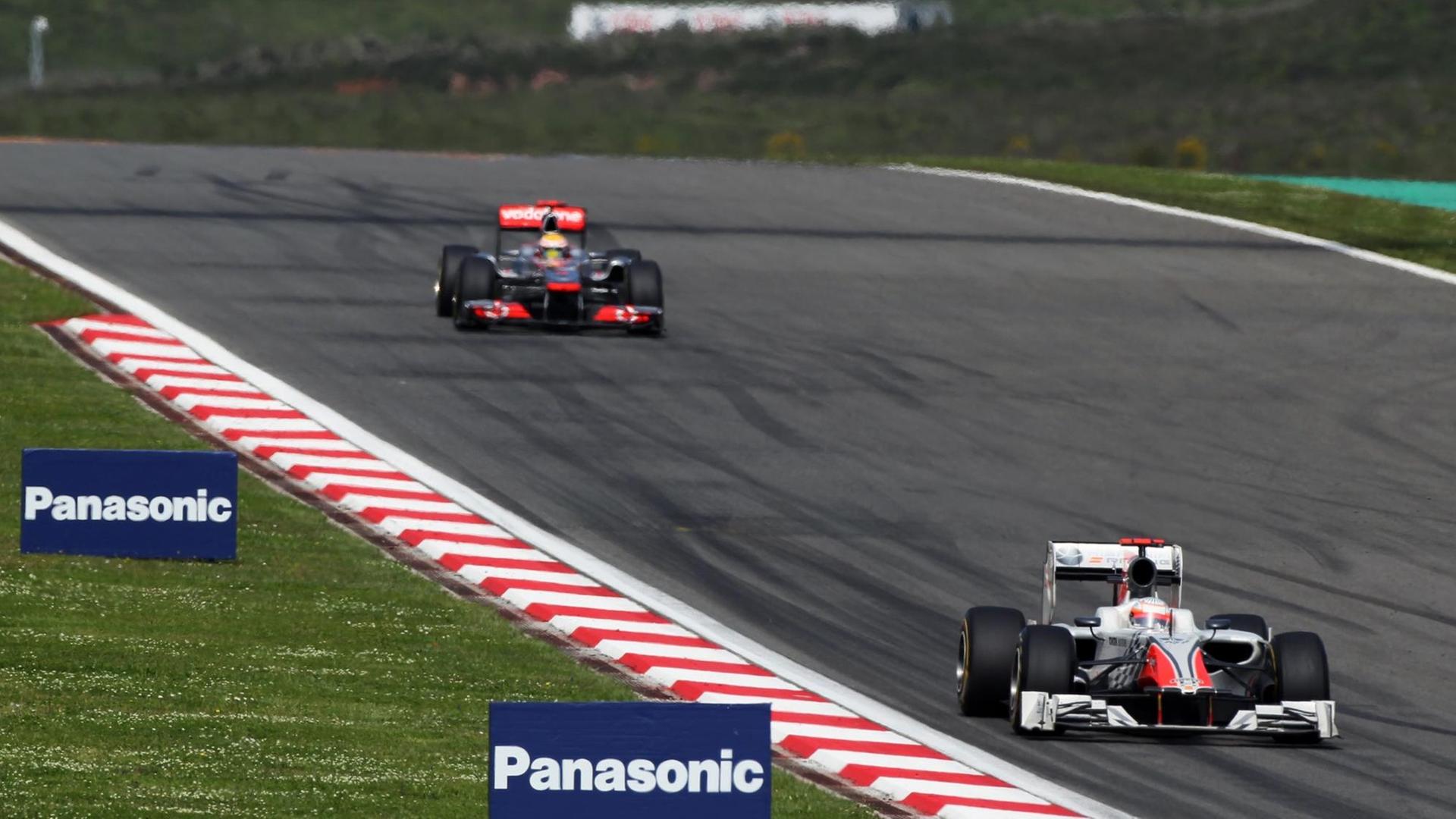 Das Foto zeigt einen Blick auf die Rennstrecke Istanbul Park. Es sind zwei Rennwagen zu sehen.