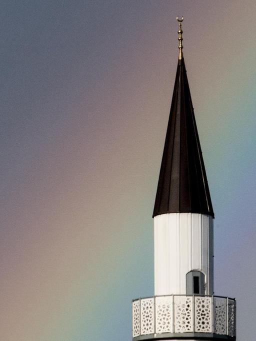 Ein Regenbogen leuchtet am 16.01.2018 in Kehl (Baden-Württemberg) über dem Minarett der DITIB-Moschee.