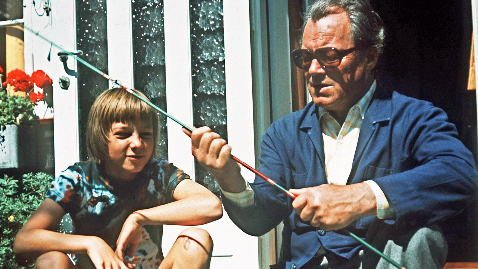 Bundeskanzler Willy Brandt, SPD, mit seinem Sohn Matthias vor seinem Ferienhaus in Hamar in Norwegen im Juli 1973