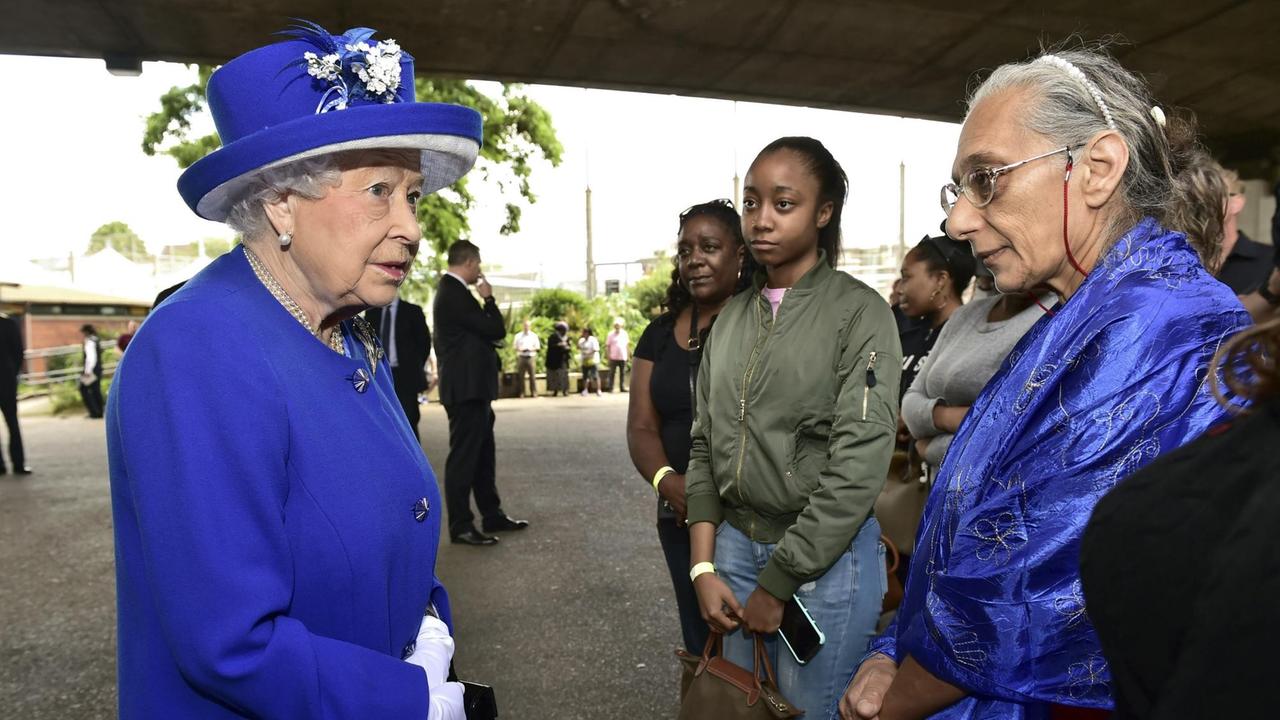 Die britische Königin Elizabeth besucht eine Notunterkunft, in der Opfer des Brandes im Grenfell Tower sowie ehrenamtliche Helfer sind.