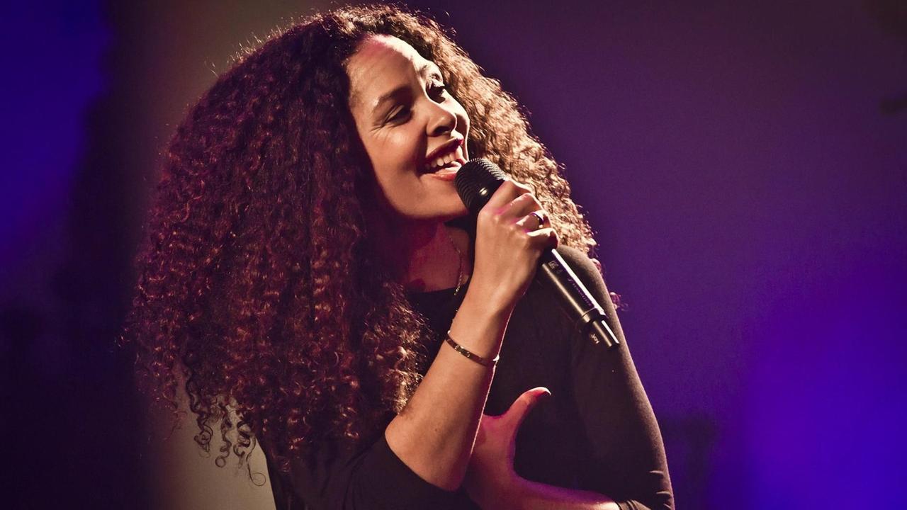 Die Sängerin Joy Denalane bei einem Konzert in der Passionskirche in Berlin.