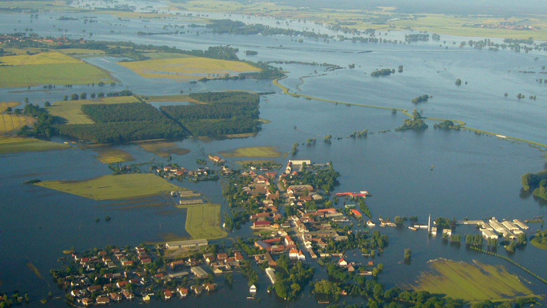 Die Übersicht zeigt am 15.06.2013 die überflutete Ortschaft Fischbeck (Sachsen-Anhalt). Mit einer außergewöhnlichen Sprengaktion soll ein Loch in einem Elbdeich in Sachsen-Anhalt gestopft werden.