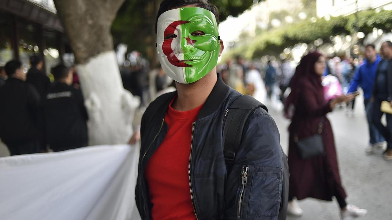 Ein Demonstrant mit einer Maske in den Farben der algerischen Flagge protestiert in Algeriens Hauptstadt Algier