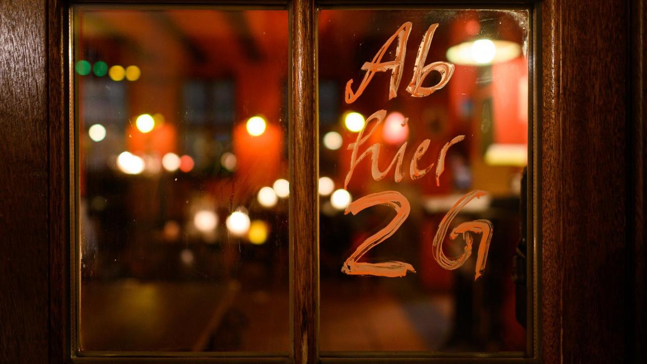 An die Tür eines Restaurants steht "Ab hier 2G" angeschrieben. Sachsen setzt seit dem 8. November 2021 die 2G-Regel in Teilen des öffentlichen Lebens flächendeckend um. Das ist der zentrale Punkt der neuen Corona-Schutzverordnung, die das Landeskabinett am 5. November in Dresden beschloss. An die Tür eines Restaurants steht "Ab hier 2G" angeschrieben. Sachsen setzt seit dem 8. November 2021 die 2G-Regel in Teilen des öffentlichen Lebens flächendeckend um. Das ist der zentrale Punkt der neuen Corona-Schutzverordnung, die das Landeskabinett am 5. November in Dresden beschloss.
