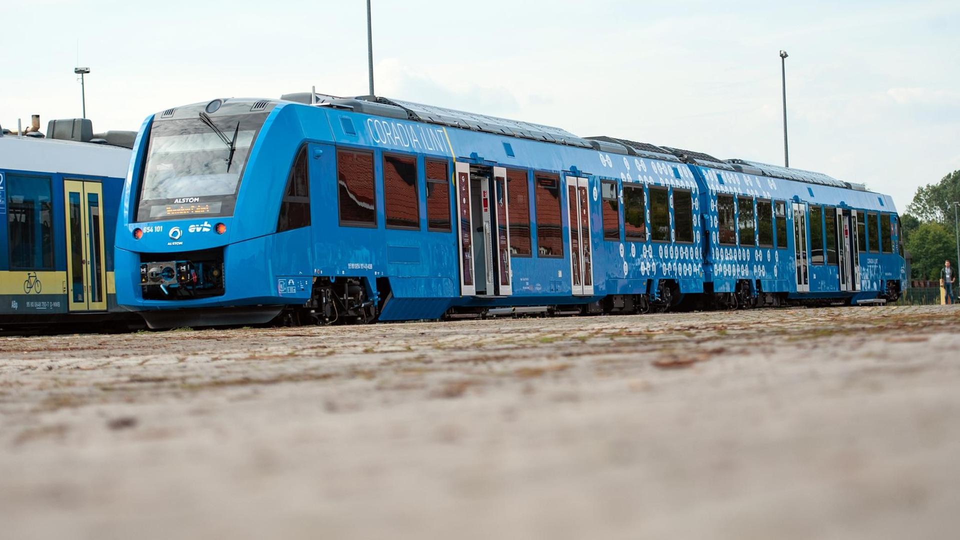 Ein neuer Brennstoffzellenzug, der mit Strom aus Wasserstoff fährt, steht im Bahnhof. Der in Salzgitter gebaute emissionsfreie Regionalzug fährt mit elektrischer Energie aus Wasserstoff. Bremervörde und Buxtehude verbinden.