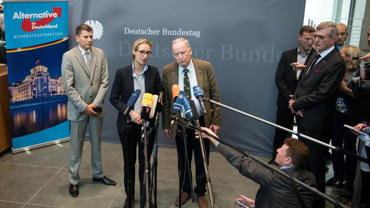 Die kurz zuvor gewählten Fraktionsvorsitzenden der AfD im Deutschen Bundestag, Alice Weidel (links) und Alexander Gauland, äußern sich nach der ersten Fraktionssitzung der Bundestagsfraktion der Partei Alternative für Deutschland (AfD) im Deutschen Bundestag in Berlin vor der Presse. Links dahinter steht der Parteisprecher Christian Lüth.