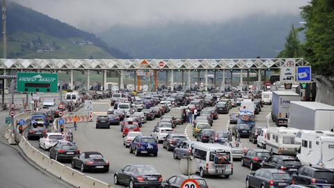 Das Bild zeigt hunderte Fahrzeuge im Stau auf mehreren Fahrspuren vor der Mautstelle.